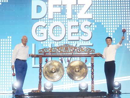 Jack-Ma-and-Malaysian-Prime-Minister-hit-the-gong Jack-Ma-and-Malaysian-Prime-Minister-hit-the-gong