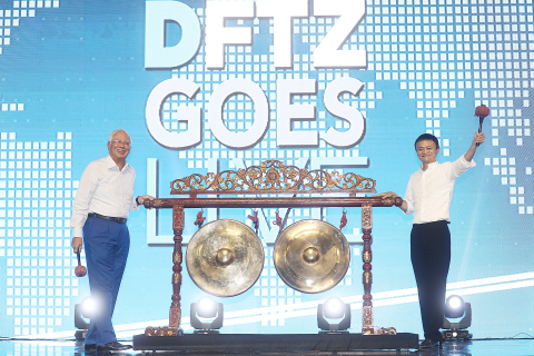 Jack-Ma-and-Malaysian-Prime-Minister-hit-the-gong Jack-Ma-and-Malaysian-Prime-Minister-hit-the-gong