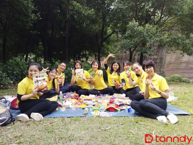 Tanndy whole team had a wonderful spring outing in Lotus Hill-3-haveing-picnic