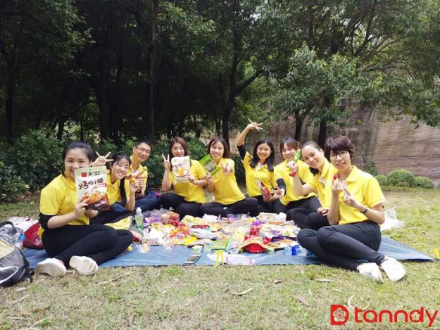 Tanndy whole team had a wonderful spring outing in Lotus Hill-3-haveing-picnic