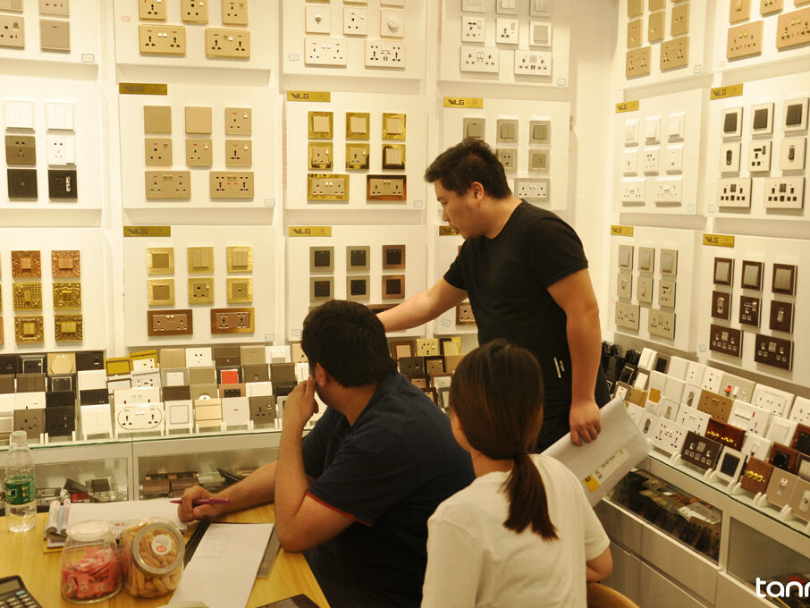 checking outlet in hardware market