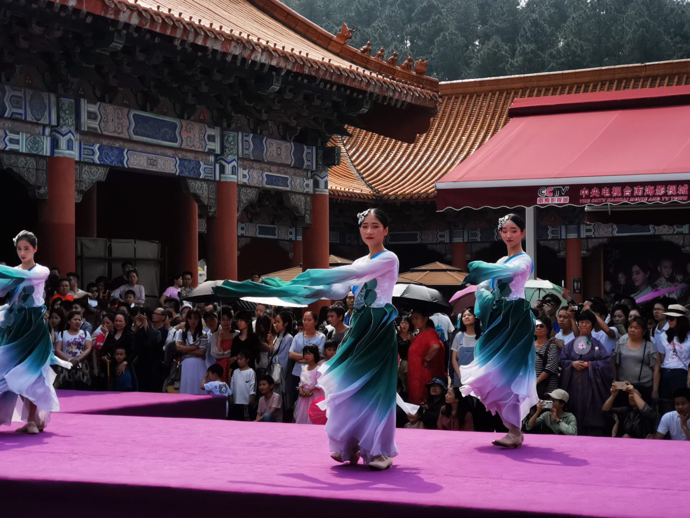 Chinese-Dancing-performance-in-holiday Chinese-Dancing-performance-in-holiday