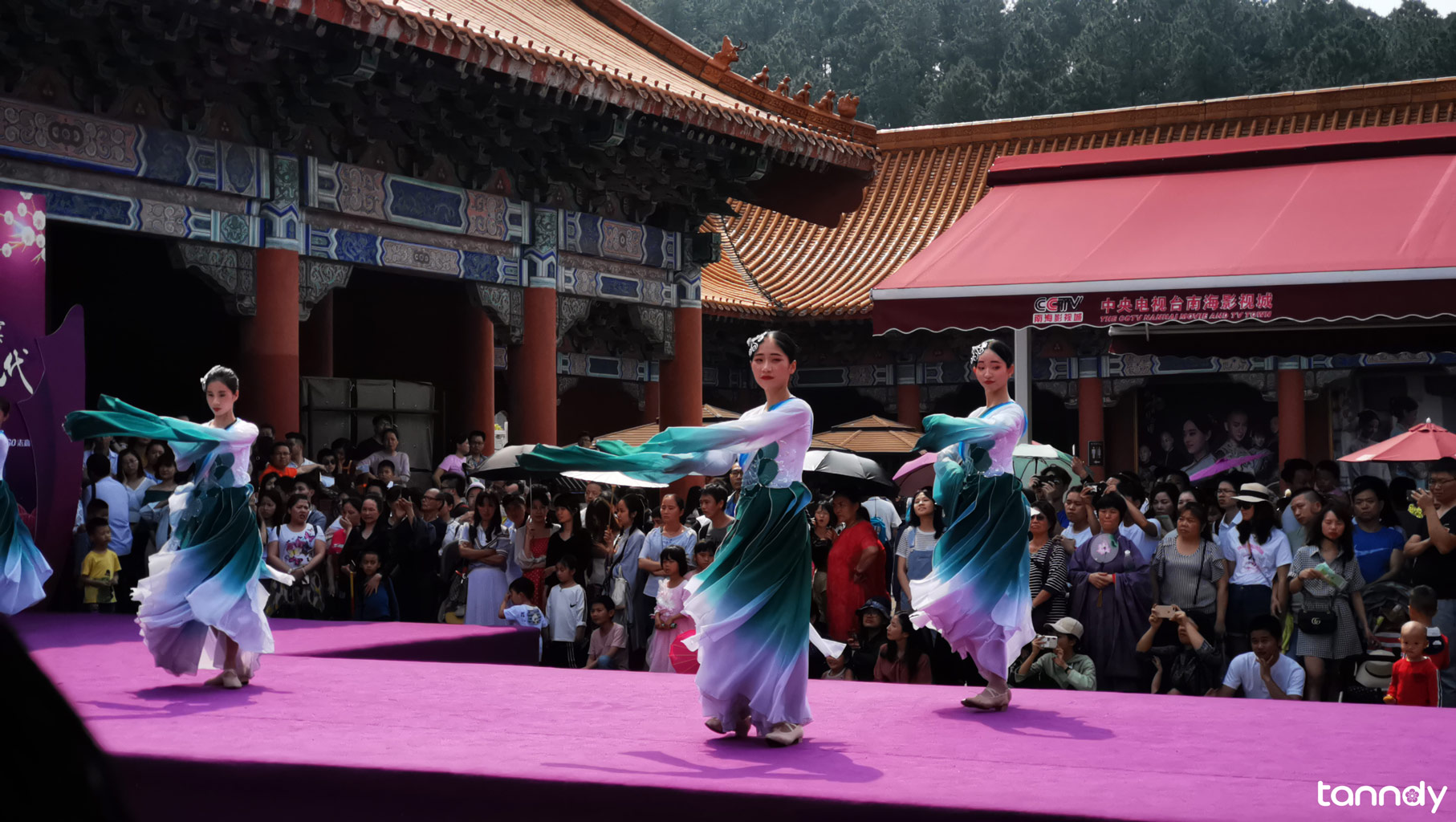 Chinese-Dancing-performance-in-holiday