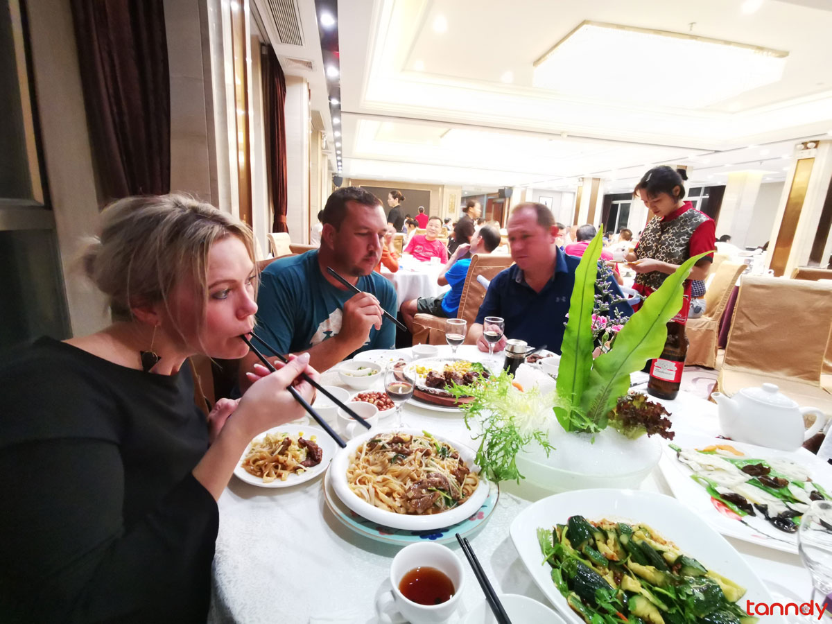 Having-Chinese-food-in-Guangzhou