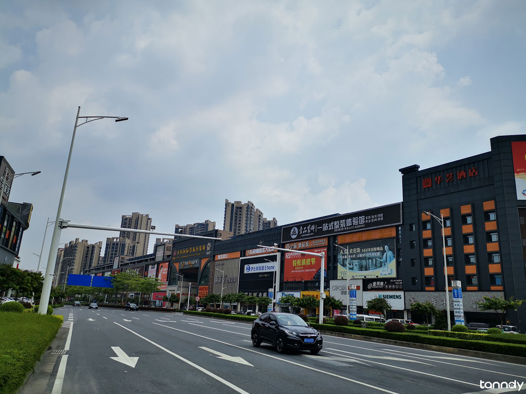 Gate of Huayi building materials market