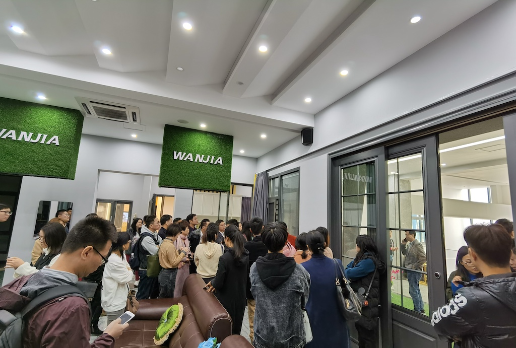 visiting sample room of the aluminum windows factory