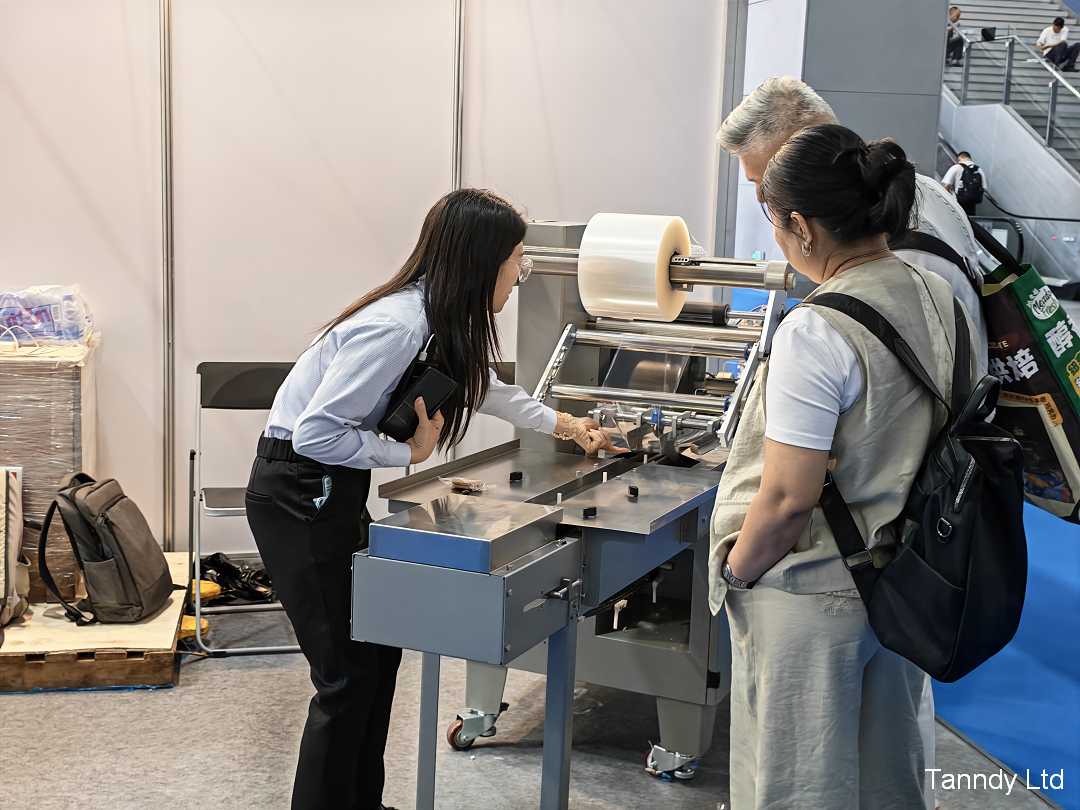 biscuit-packaging-machine-demonstration